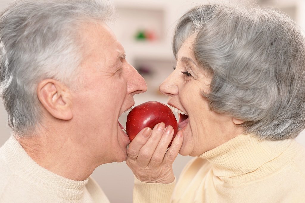 Los implantes dentales son uno de los tratamientos más eficaces y recomendados a la hora de reemplazar toda clase de dientes ausentes o que se hubieran perdido. Además, se trata también de un procedimiento que ha conseguido una gran aceptación, tanto a nivel profesional como entre los pacientes. Desde la Clínica Dental Oralvic, ya os contamos en un post anterior de este blog en qué consistían los implantes de carga inmediata. Es por ello que ahora nos gustaría aprovechar estas siguientes líneas para contaros de manera más detallada todas y cada una de las ventajas de apostar por este procedimiento médico. ¿Preparados? ¡Comenzamos! Lo primero que tienes que tener muy claro es que la pérdida de una pieza dental no afectará únicamente a tu sonrisa, sino que también modificará la forma de tu rostro, envejeciéndolo prematuramente, y provocará que el hueso que rodeaba al diente comience a atrofiarse. Para evitar todas estas anomalías, actualmente contamos con la posibilidad de sustituir a esa pieza perdida con los implantes dentales, una enorme innovación que permite reparar por completo esta situación, evitar la pérdida ósea y recuperar de manera total la estética de una sonrisa. Aparte de estas grandes ventajas, un procedimiento de esta clase ofrece grandes beneficios a los pacientes. ¿Quieres saber cuáles son los más relevantes? ¡Toma nota! - Se trata de un tratamiento muy seguro, tanto para el paciente como para el resto de piezas dentales de nuestra boca. No en vano, la prótesis irá unida al hueso y no a los otros dientes. - Como hemos mencionado, al apostar por estas raíces artificiales, se consigue frenar la pérdida ósea y preservar por completo la función sobre el hueso. - ¿Qué hay sobre lo que siente el paciente? Uno de los grandes beneficios de los implantes dentales tiene que ver precisamente con la sensación que ofrecen, ya que es muy similar, casi idéntica, al de un diente natural, pudiendo llevar a cabo cualquier actividad rutinaria sin ningún tipo de problema. - Los implantes no se mueven, como puede ocurrir con otras prótesis. De hecho, su fijación al hueso es tan fuerte que, para retirarlos, habría que extraer parte del hueso que lo rodea. - En último lugar, no podemos olvidarnos que el paciente no sentirá dolor durante todo el procedimiento, con molestias mínimas y un posoperatorio muy cómodo, y en caso de que tenga de fobia, ofrecemos la sedación consciente.